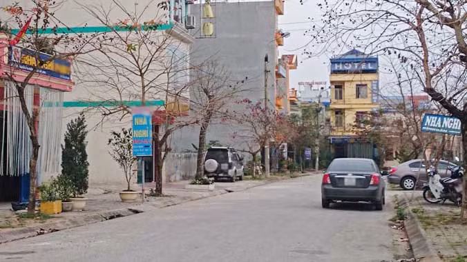 Nhà nghỉ xung quanh khu vực đền Trần tăng giá chóng mặt. Ảnh: Thanh Hà.