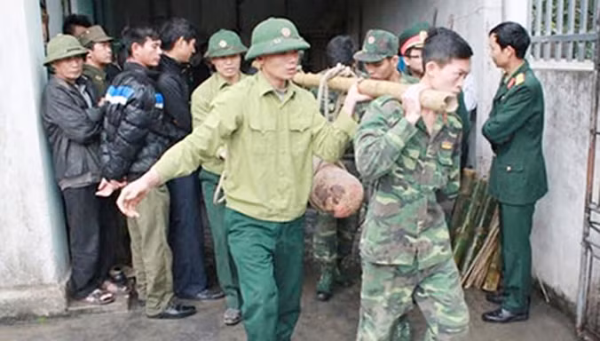 Lực lượng Công binh di dời 3 quả bom an toàn.