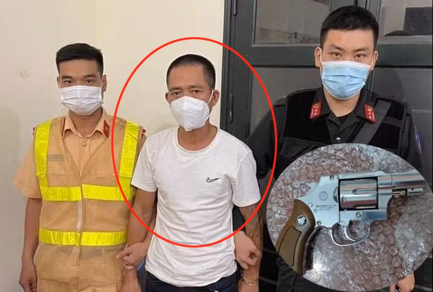 Đối tượng Sơn (áo trắng) cùng khẩu súng bị thu giữ (ảnh nhỏ).