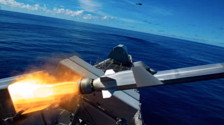 Tàu ven bờ USS Gabrielle Giffords của Mỹ phóng tên lửa trong một cuộc tập trận chung với lực lượng Philippines. (Ảnh: US Navy)