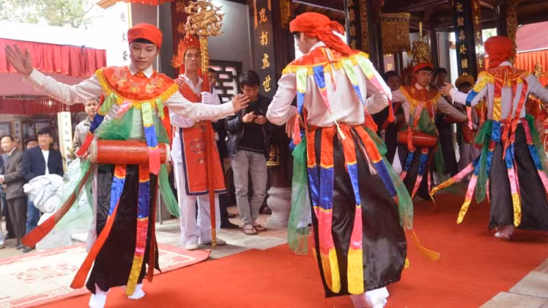 Về Triều Khúc xem trai làng giả gái múa Bồng