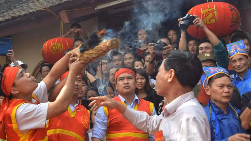 Trai làng kéo lửa thổi cơm 