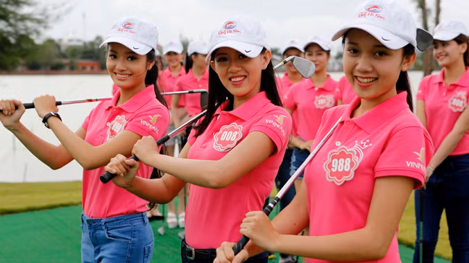 Thí sinh tập đánh golf. Ảnh: Hồng Vĩnh.