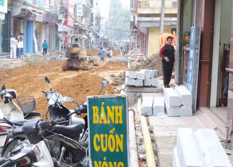 Hơn 125 tỷ đồng được chi để xén vỉa hè, dải phân cách mở rộng đường. 