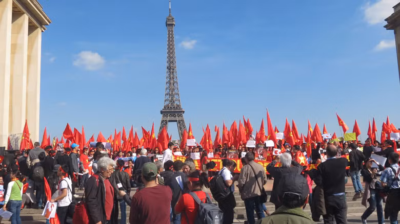 Hàng ngàn người tập trung giữa Paris phản đối hành động của Trung Quốc. Ảnh: L.A.H