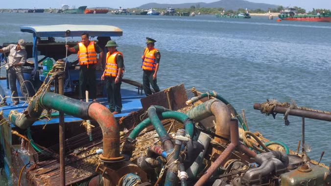 Lực lượng Biên phòng lai dắt phương tiện khai thác cát trái phép về cảng Hà Lộc.