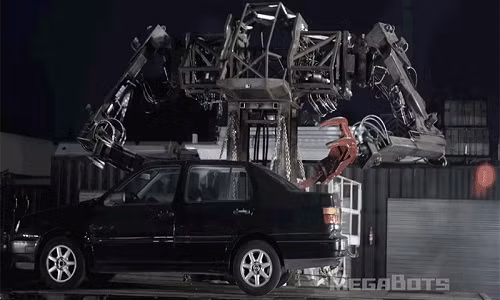 Robot Mk. III dùng cặp càng khổng lồ nhấc bổng xe ôtô. Ảnh: Megabots.
