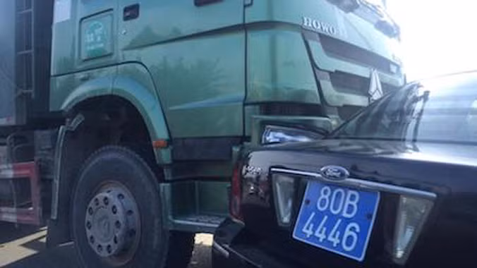 Đầu xe hổ vồ đâm vào chính cửa xe bên lái của xe biển xanh.