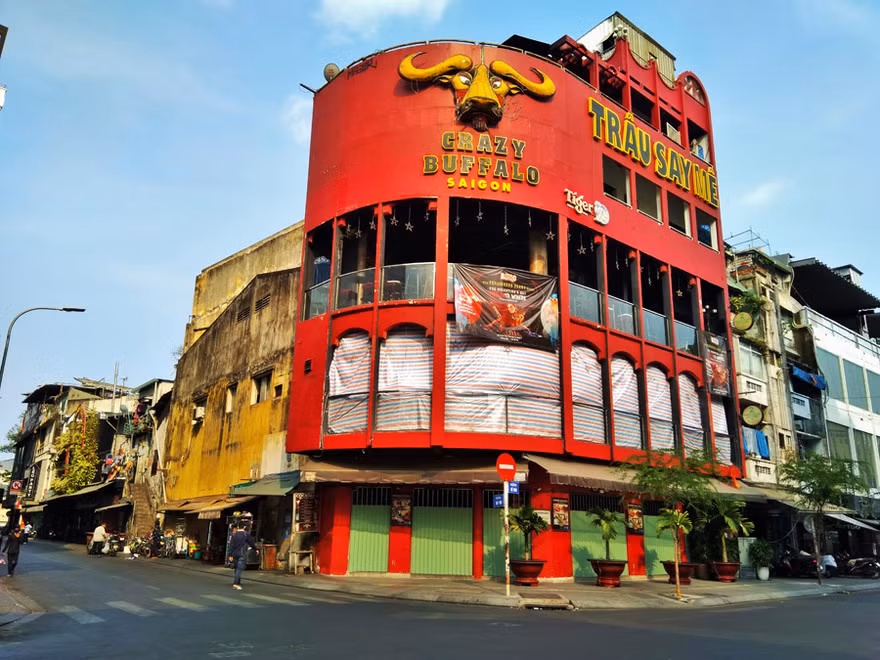 'Phố Tây' Bùi Viện cửa đóng then cài