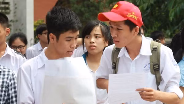 Ra khỏi phòng thi, thí sinh hăng say trao đổi về đề thi. (Ảnh: Lê Minh Sơn/Vietnam+)