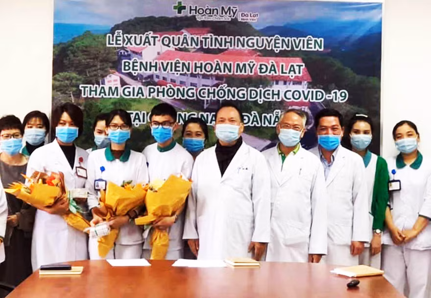 Giám đốc Giám đốc Bệnh viện Hoàn Mỹ Đà Lạt tặng hoa cho các tình nguyện viên