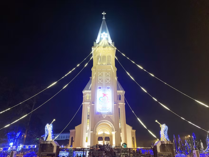 Nhà thờ Chánh tòa được trang hoàng lộng lẫy