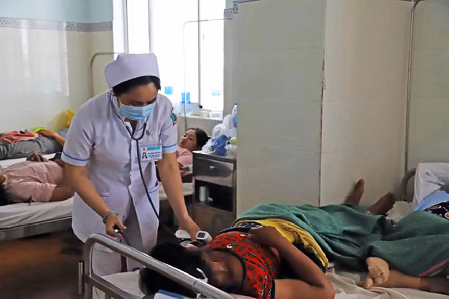 Khám cho các bệnh nhân nghi bị ngộ độc thực phẩm