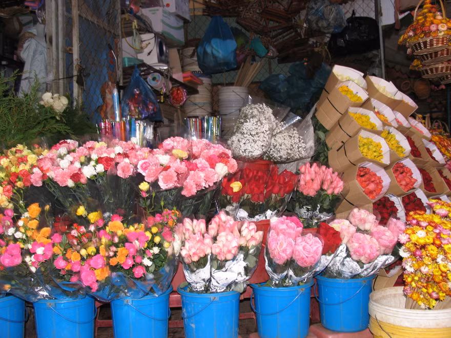 Hoa đẹp, giá rẻ, bày bán ê hề ở chợ Đà Lạt mùa Valentine