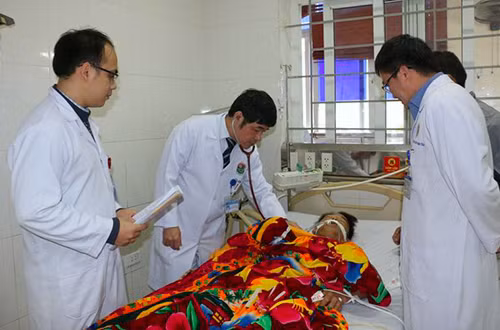 Bác sĩ đặt máy thở cho bệnh nhân Tình. Ảnh: Đ.H.