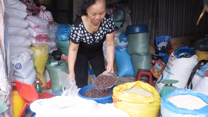  Gạo lứt bán tại chợ Nghĩa Tân (Cầu Giấy, Hà Nội). Ảnh: Quỳnh Nga