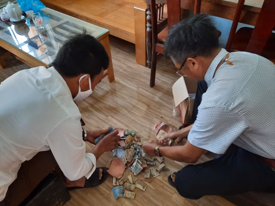 "Mổ" heo đất kiểm đếm tiền ủng hộ của cháu Hùng