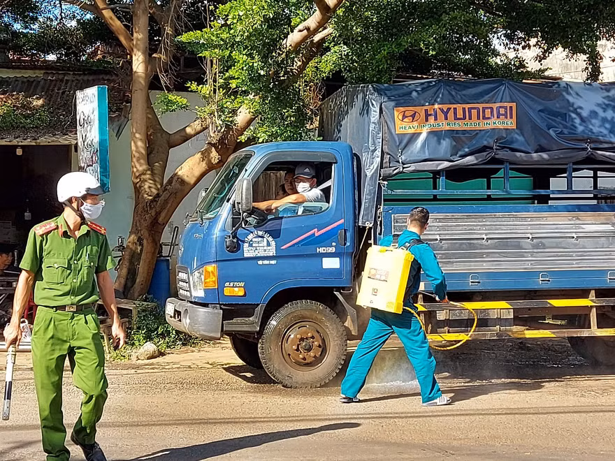 Phun khử khuẩn phương tiện ra, vào vùng dịch