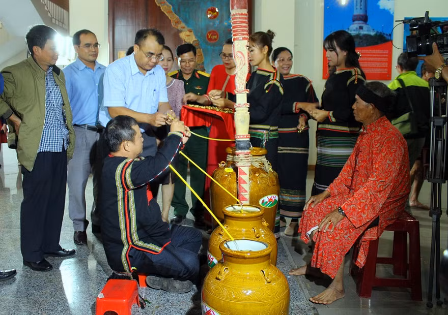Ché có mặt trong lễ cúng sức khỏe.