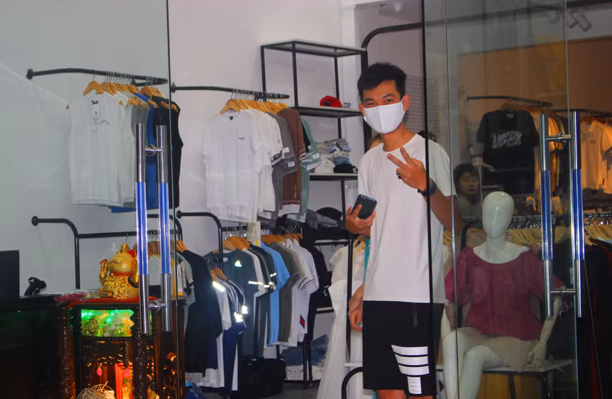 Một người dân bày tỏ niềm vui khi có lệnh gỡ bỏ phong tỏa