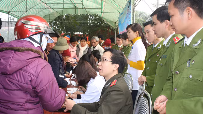 Đội ngũ y, bác sĩ cùng lực lượng Công an phối hợp công tác hướng dẫn bà con ghi phiếu khám bệnh.