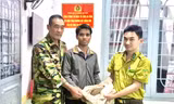 Trưởng thôn huy động người dân ra bắt cá thể tê tê đi 'lạc'
