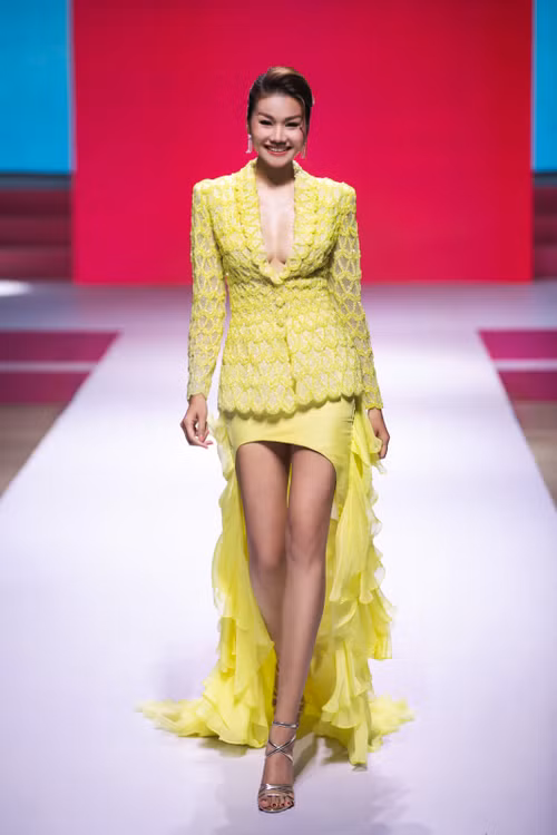 3-host-thanh-hang-day-quyen-luc-xuat-hien-tai-hop-bao-vietnams-next-top-model-2025.jpg