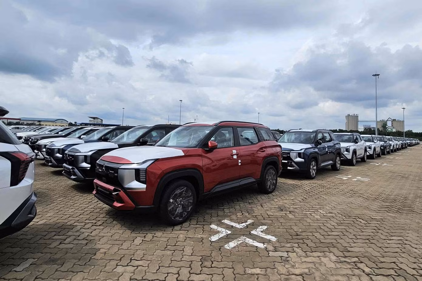mitsubishi-destinator-cang-viet-nam-2.jpg