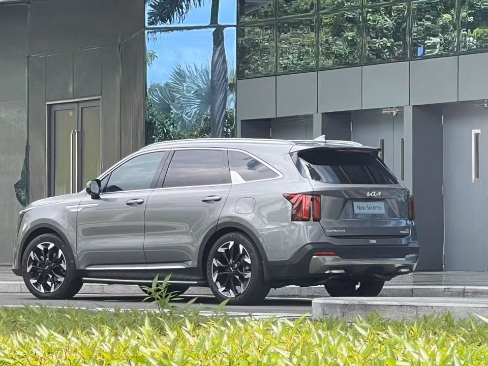 kia-sorento-2025-lo-dien.jpg