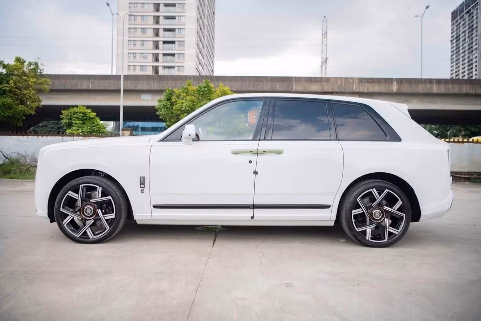 rolls-royce0-cullinan-black-badge-2025-19.jpg