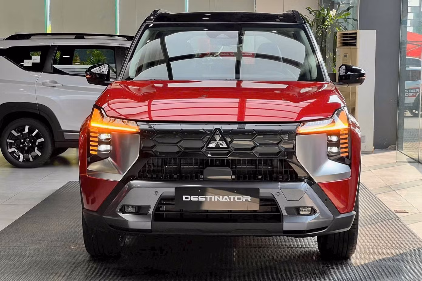 mitsubishi-destinator-ultimate-mau-do-den.jpg