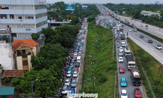 Dòng xe nghẹt thở trở lại Hà Nội sau kỳ nghỉ lễ, cầu Thanh Trì ùn dài 5 km