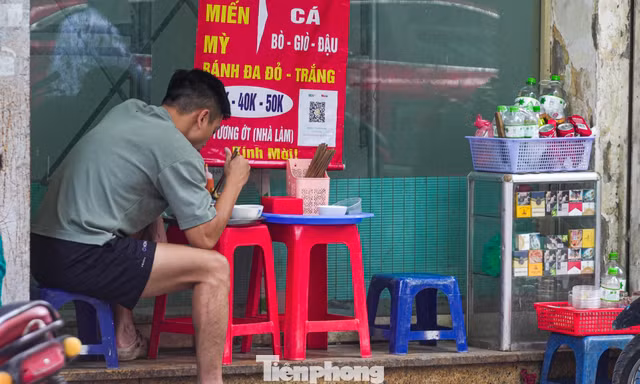 Thực khách ‘co cụm’ sau đợt siết vỉa hè ở Hà Nội