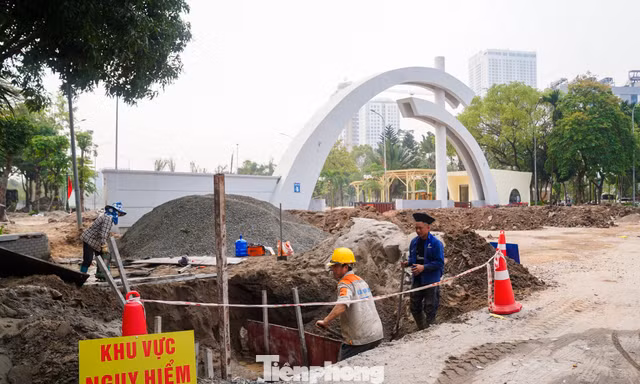 Vừa chỉnh trang xong, công viên Cầu Giấy tiếp tục rào chắn xây bể điều tiết