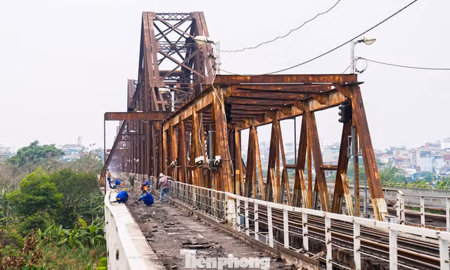 'Đột nhập' công trường sửa chữa, trùng tu cầu Long Biên 
