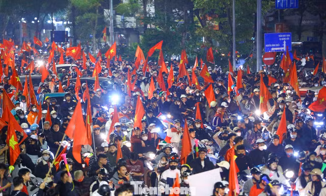 Hà Nội: “Biển người” tràn xuống đường đi bão mừng U23 Việt Nam vào bán kết