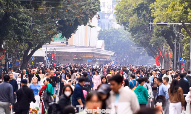 Biển người đổ về phố đi bộ Hồ Gươm