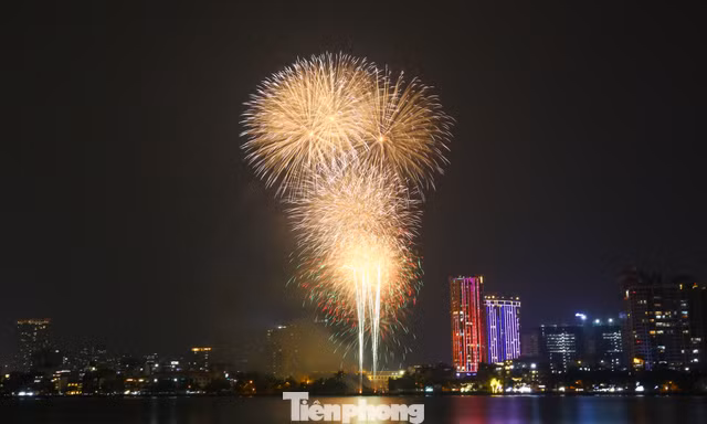 'Bữa tiệc' ánh sáng rực rỡ trên bầu trời Hà Nội chào năm 2026