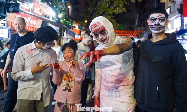 Đêm Halloween: Khách Tây hóa trang thành ma quỷ, chiến binh... khuấy động phố cổ Hà Nội