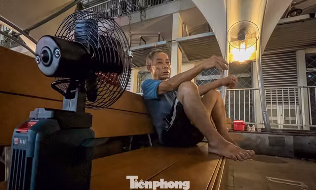 32 độ C lúc 1 giờ sáng, người nhà bệnh nhân trắng đêm vì nóng