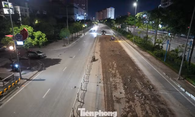 Cận cảnh bùn đất phủ kín đường Võ Chí Công sau sự cố khiến 2 người bị thương