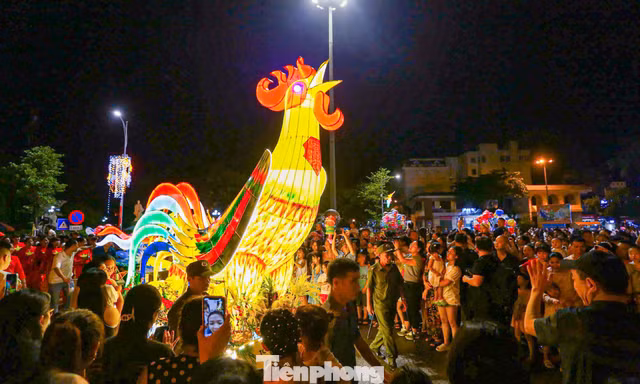 Biển người đổ về thành cổ Sơn Tây dự lễ rước đèn Trung thu khổng lồ