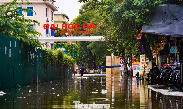 Hà Nội mưa xối xả, nhiều tuyến phố thành 'biển nước'