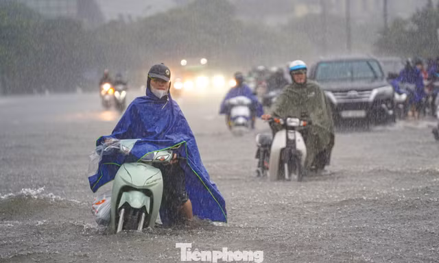 Mưa lớn kéo dài, nhiều tuyến phố Hà Nội ngập như sông