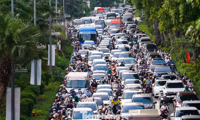 Di chuyển trên Vành đai 2 Hà Nội: Người dân 'kẹt xe triền miên, mệt mỏi từng ngày'