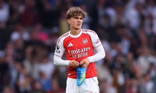 Thần đồng Arsenal đi vào lịch sử Ngoại hạng Anh