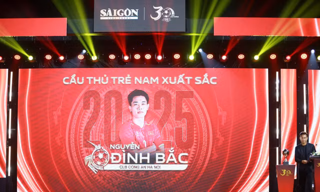 Quả bóng vàng Việt Nam 2025: Đình Bắc được vinh danh, Tuyết Dung nhận giải cống hiến