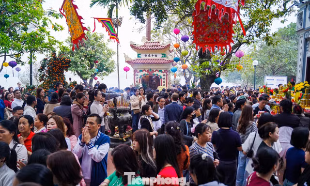 Chen cứng lối đi, dòng người kiên nhẫn xin lộc tại Phủ Tây Hồ
