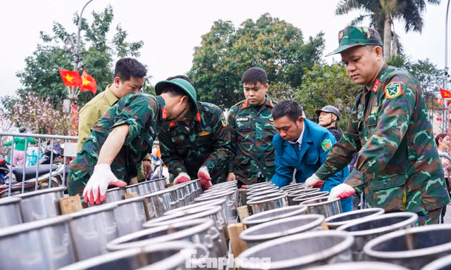 Bên trong trận địa pháo hoa đêm Giao thừa tại Hà Nội