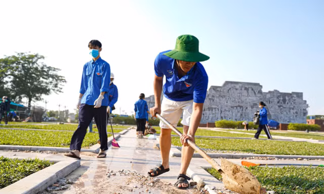 'Áo xanh' xung kích dọn bùn đất sau lũ lụt ở Thái Nguyên